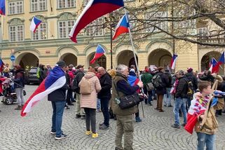 Před Sněmovnou se protestuje proti vládě, dorazili i poslanci SPD - Seznam Zprávy